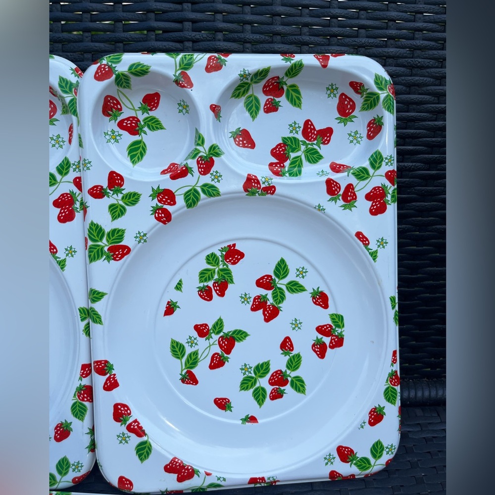 Vintage Strawberry Fields Dinner Trays Set of 6 excellent condition 🍓